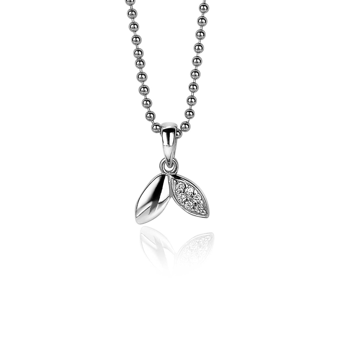 Zilveren hanger met twee bladeren, waarvan één bezet met kleine steentjes, aan een bolletjesketting.