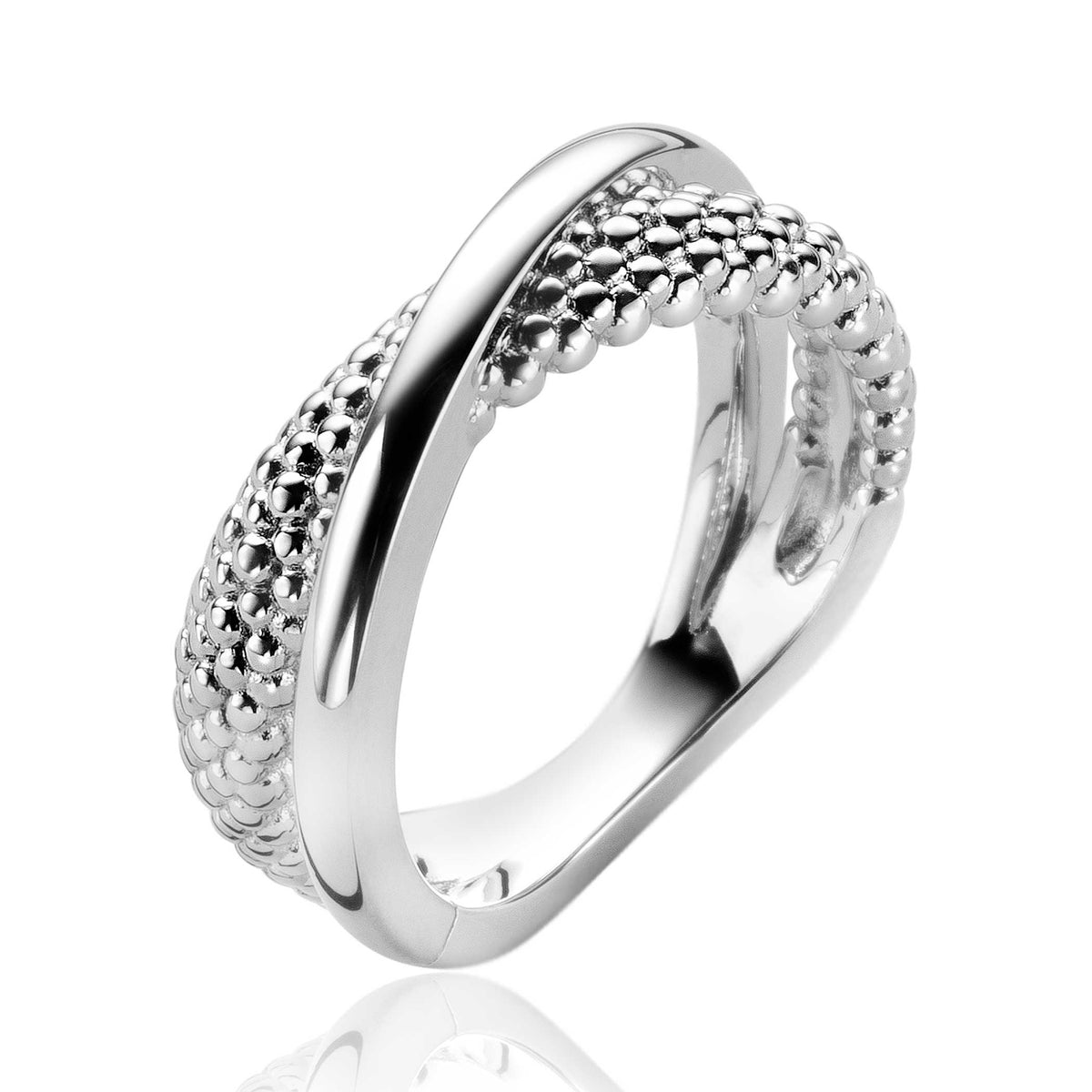 Zilveren ring met een gedetailleerd, gevlochten ontwerp en een glanzende afwerking.