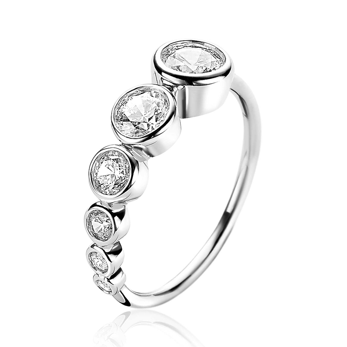 Zilveren ring met vijf ronde, heldere zirconia-steentjes in een oplopende lijn.
