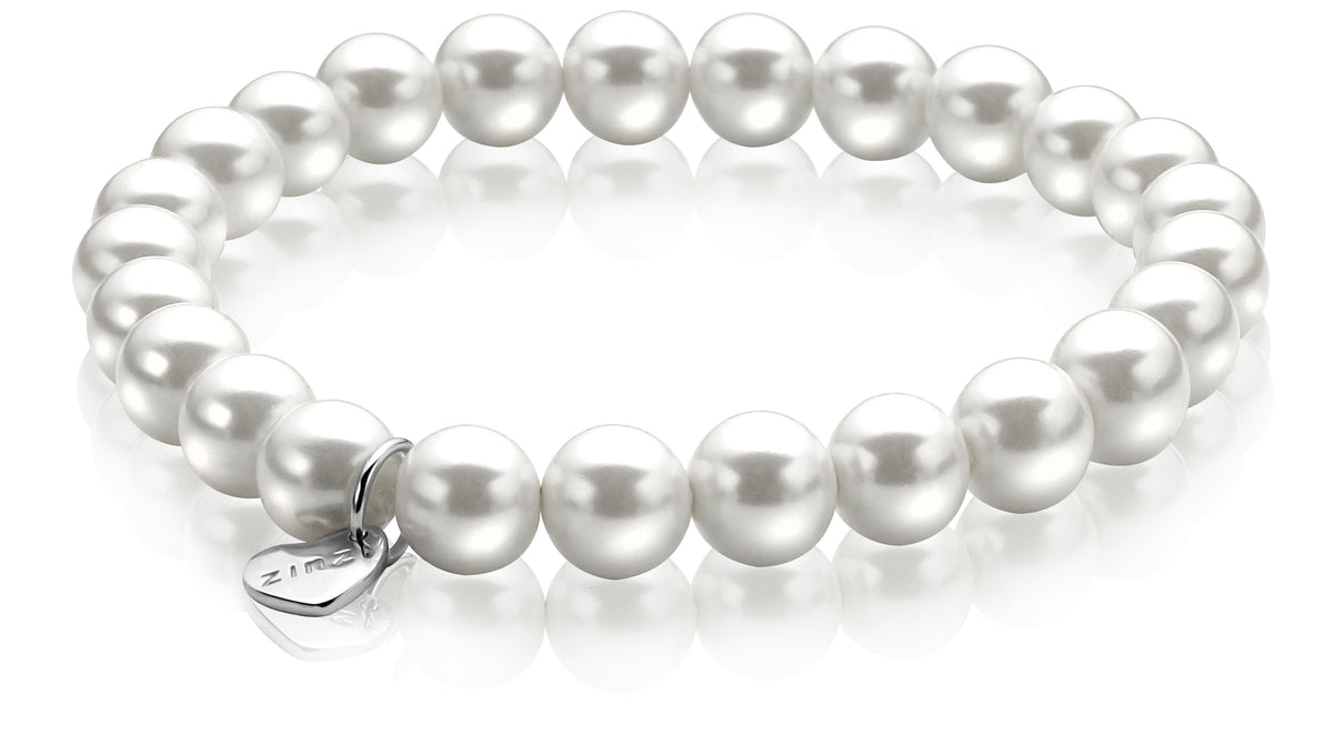 Zilveren armband met parels en een hartvormig sluitingselement.