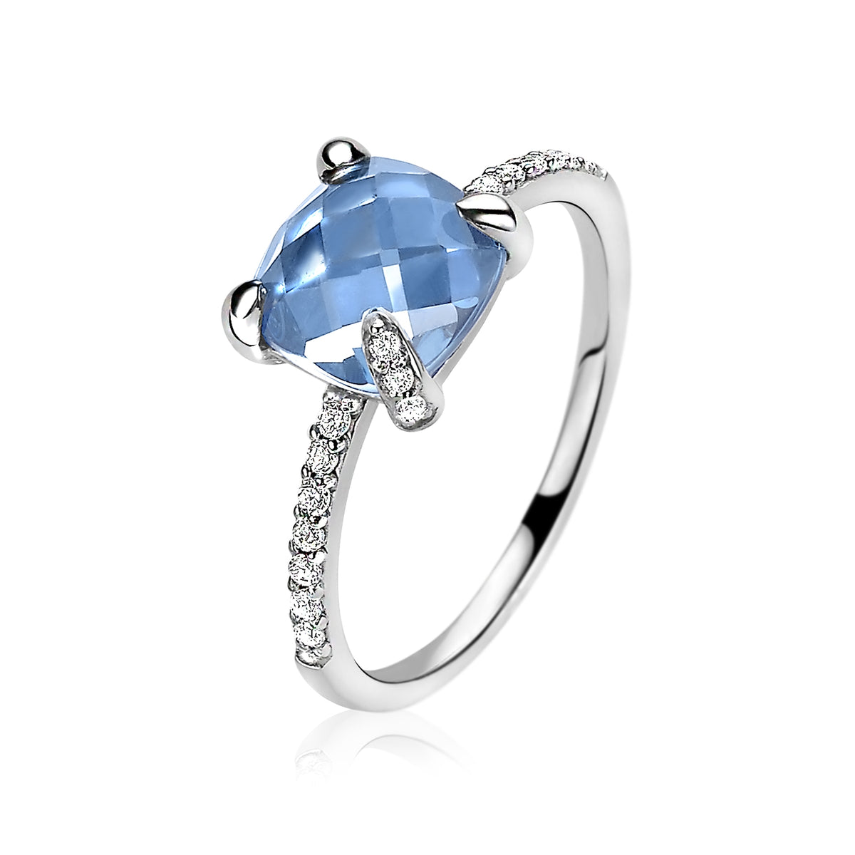 Zilveren ring met een facette blauwe steen en kleine zirconia steentjes aan de zijkanten.