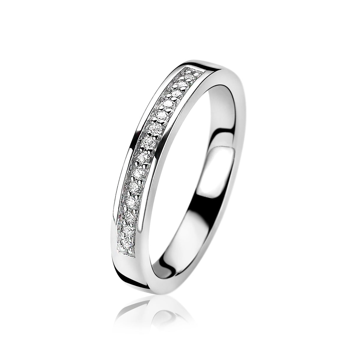 Zilveren ring met een rechte band en een rij kleine, sprankelende steentjes aan de bovenkant.