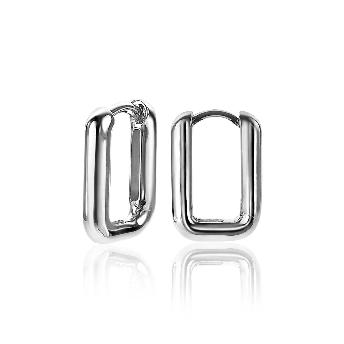 Een paar Zinzi Oorbellen Zilver Zio2222 van Zinzi, met gladde, afgeronde, rechthoekige zilveren ringen, staat rechtop op een witte achtergrond met een zwakke reflectie eronder.