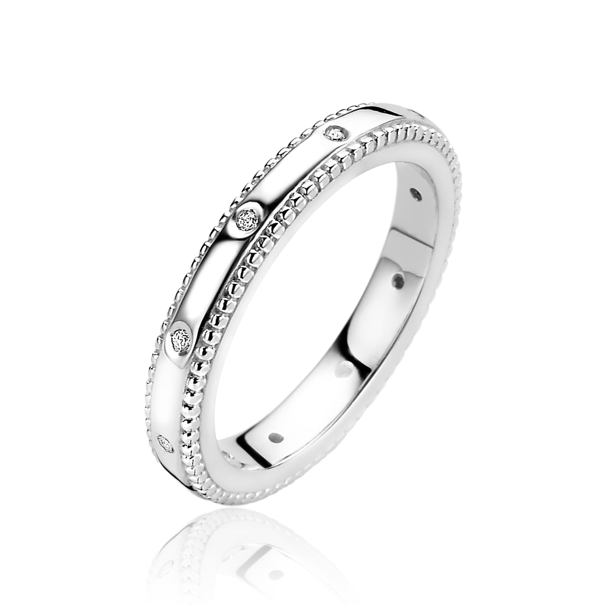 Zilveren ring met ronde steentjes en een gedetailleerde randafwerking.