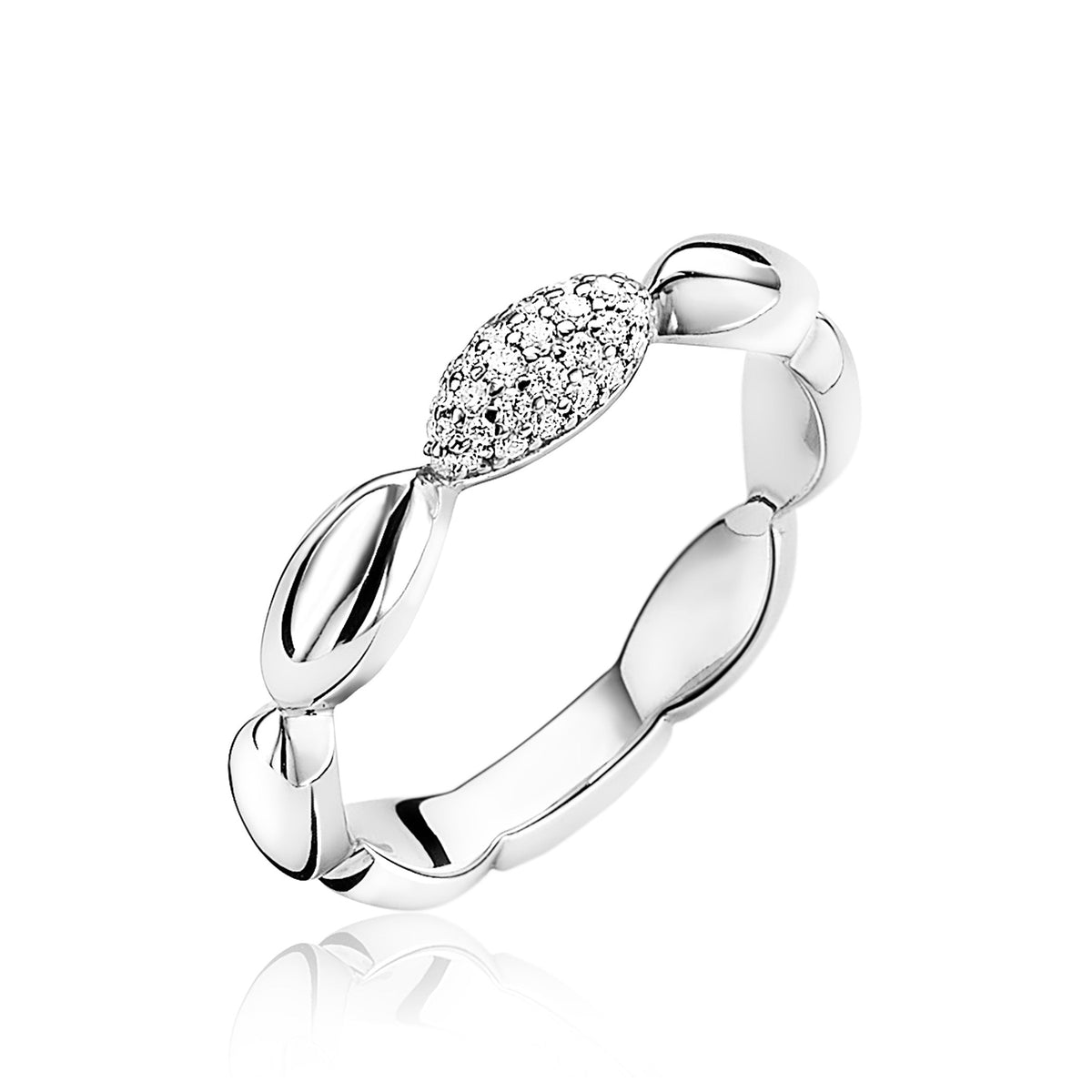 Zilveren ring met een gladde afwerking en een ovaal, bezet met sprankelende steentjes.