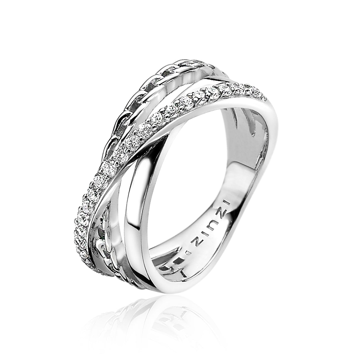 Zilveren ring met meerdere banden, versierd met kleine steentjes aan de bovenkant.