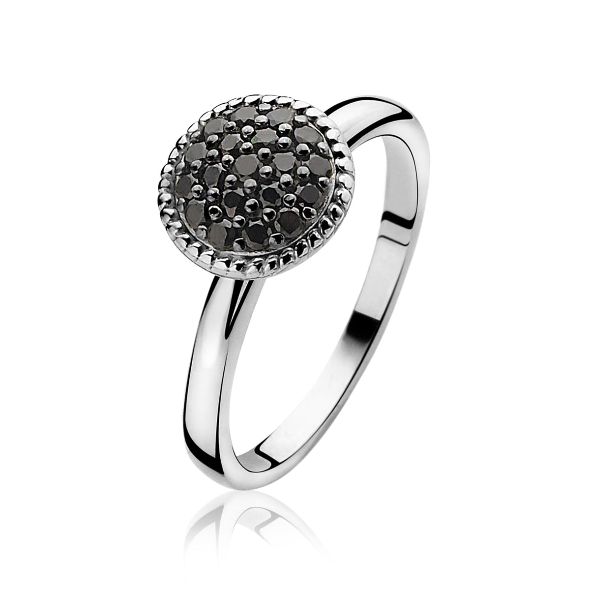 Zilveren ring met een ronde, zwarte steen en een gepolijste band.