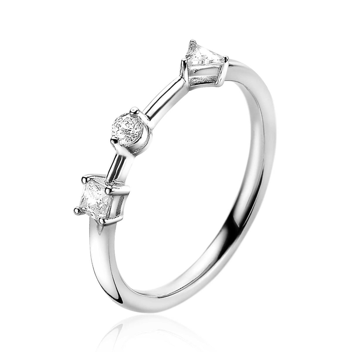 Zilveren ring met drie heldere stenen, waaronder een ronde en twee prinses geslepen diamanten.