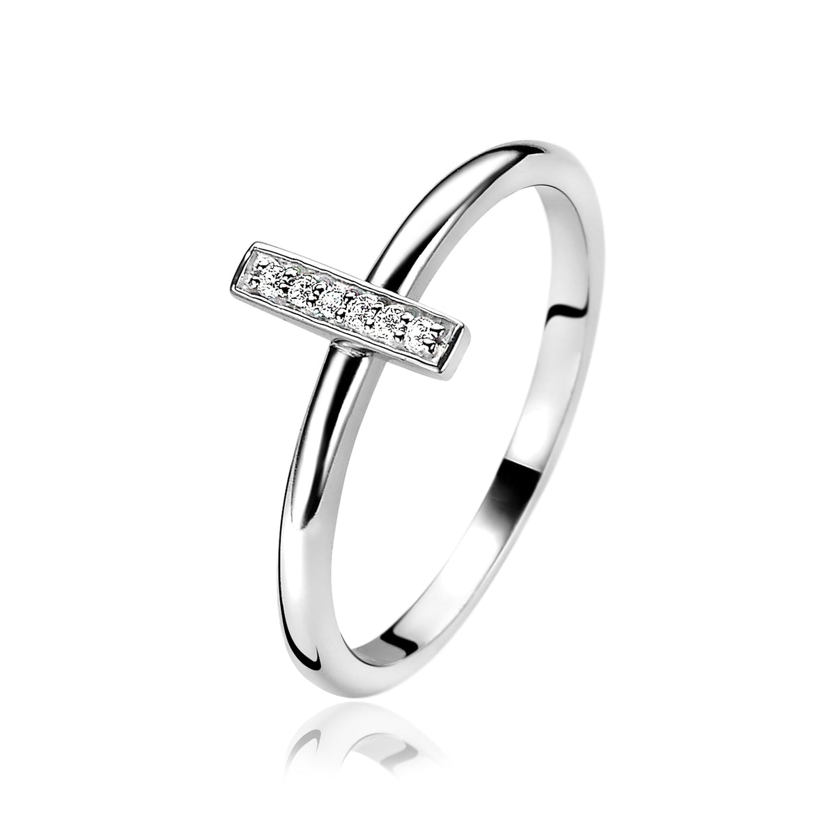 Zilveren ring met een strakke, minimalistische vorm en een horizontale lijn bezet met kleine, sprankelende steentjes.