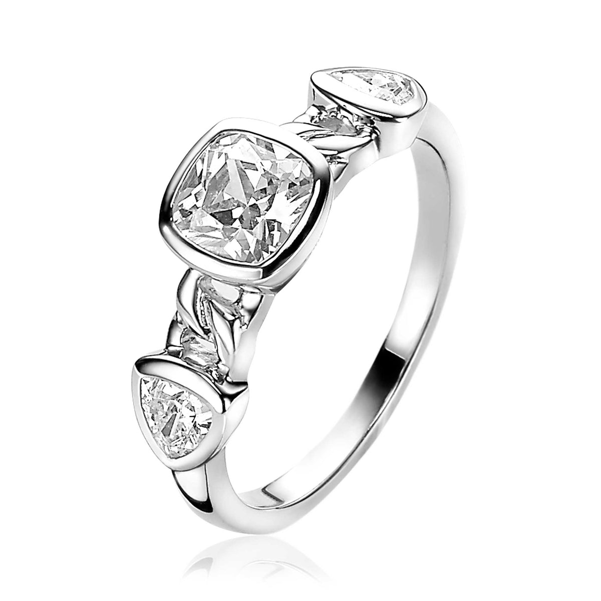 Zilveren ring met drie heldere, geslepen stenen in verschillende vormen.