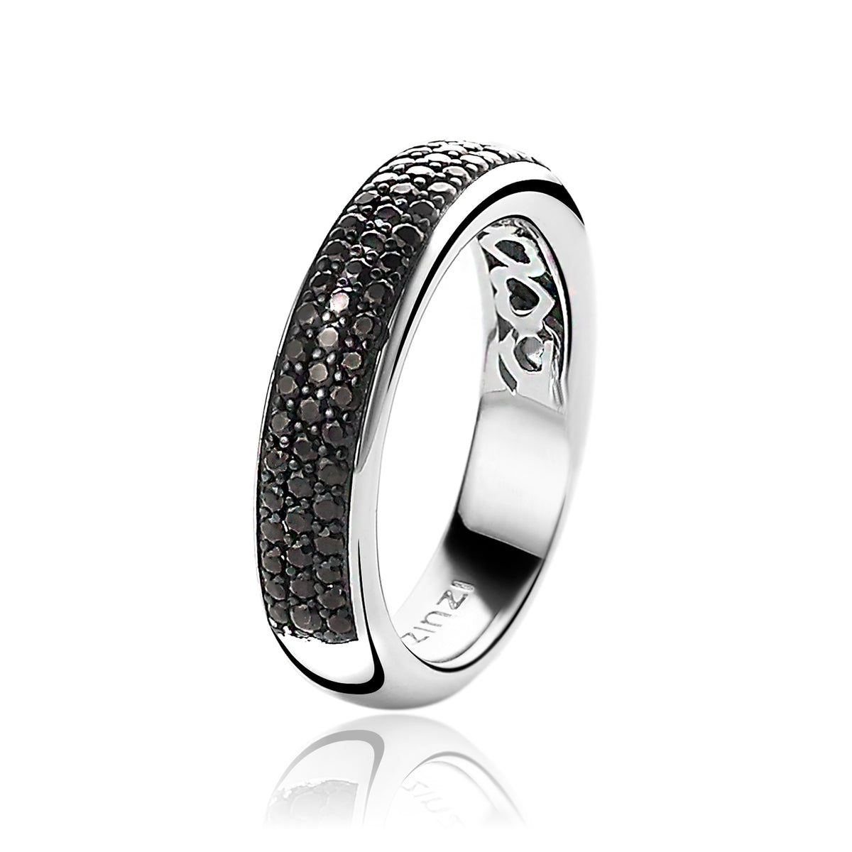 Zilveren ring met zwarte zirkonia's, gladde afwerking en een brede band.