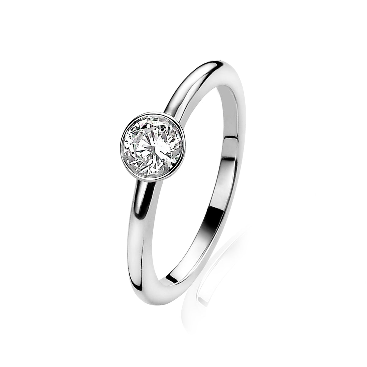 Zilveren ring met een ronde, heldere steen in een eenvoudige zetting.