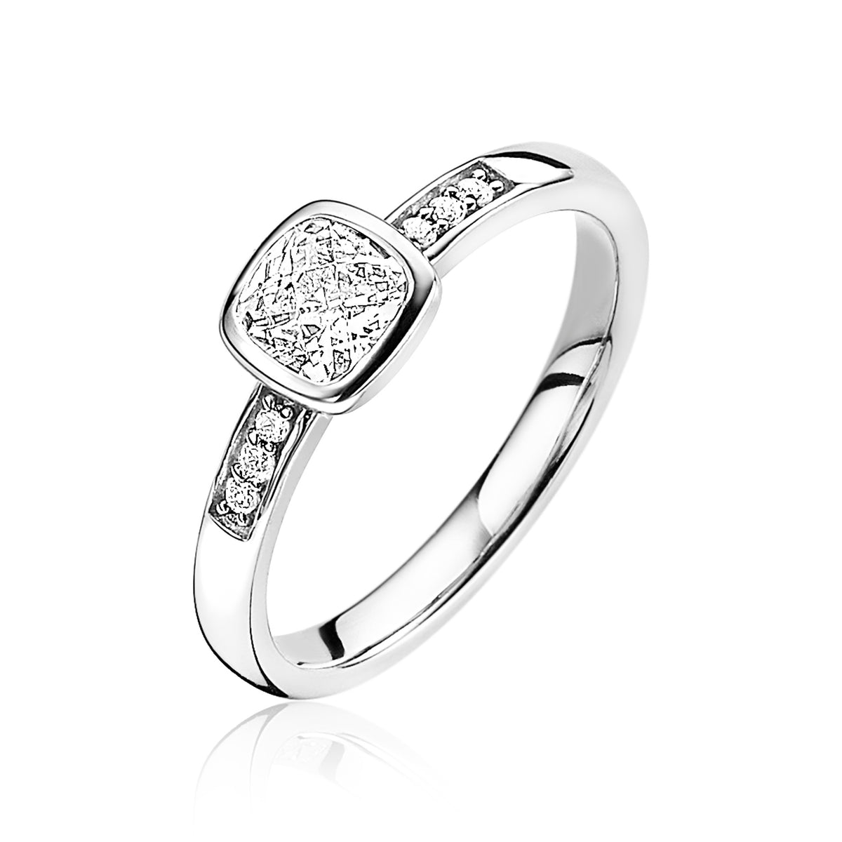 Zilveren ring met een vierkante, fonkelende steen en kleine steentjes aan de zijkanten.