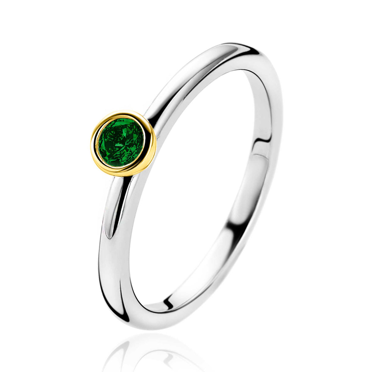Zilveren ring met een groene steen, afgewerkt met een gouden rand.