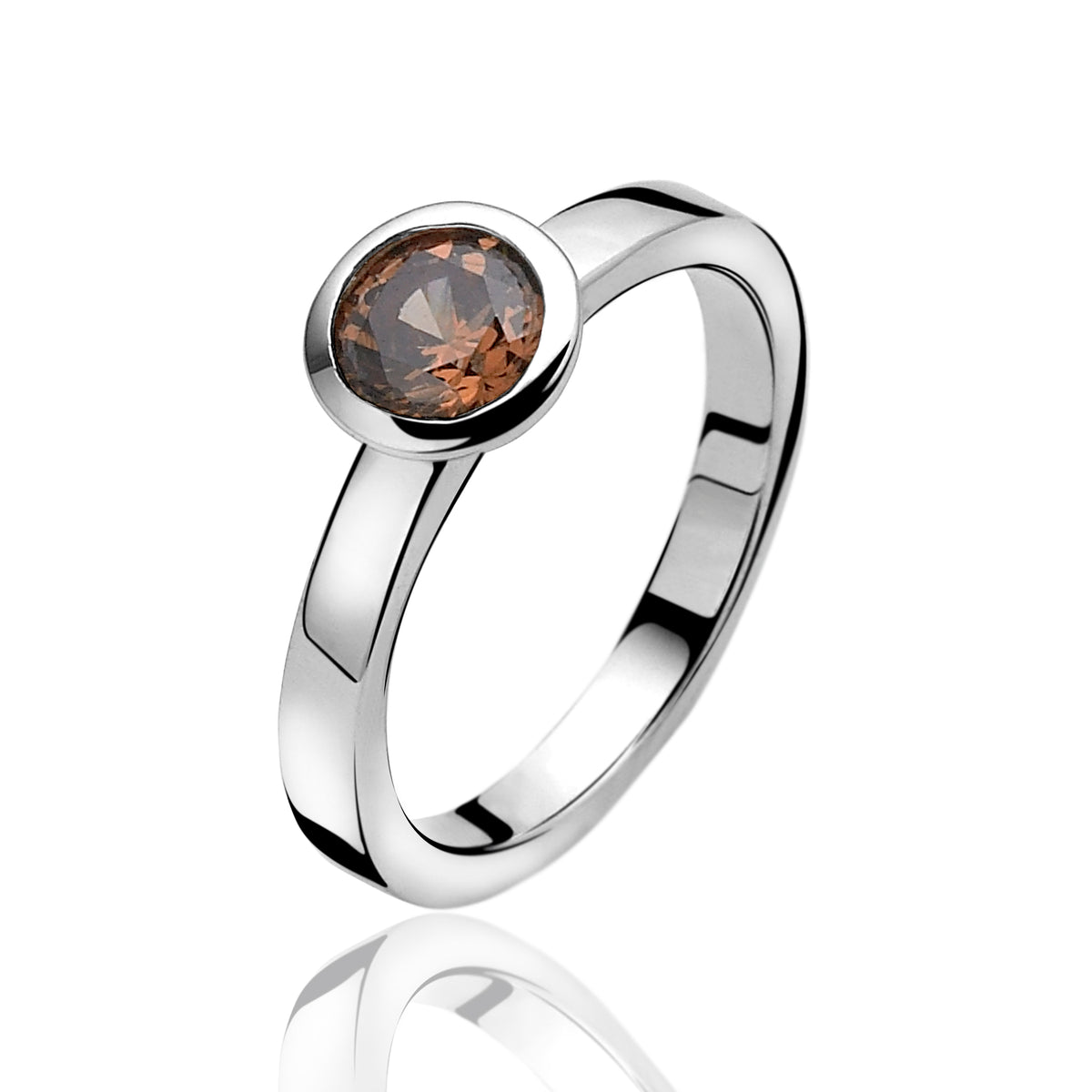 Zilveren ring met een ronde, bruine steen in een verzonken zetting.