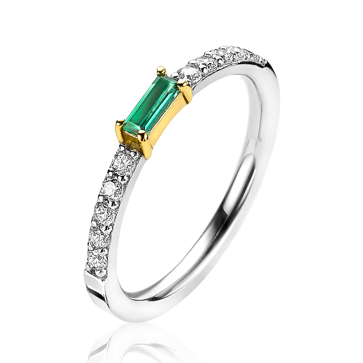 Zilveren ring met een groene smaragd in een gouden zetting en witte zirkonia's aan de zijkanten.