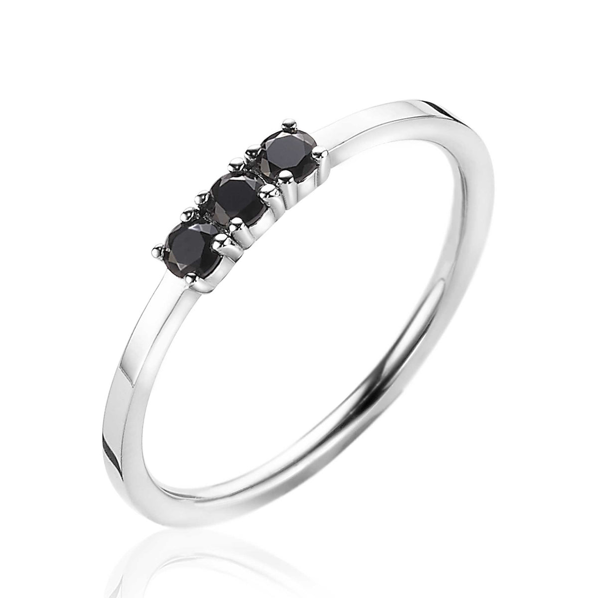 Zilveren ring met drie zwarte stenen in een eenvoudige setting.