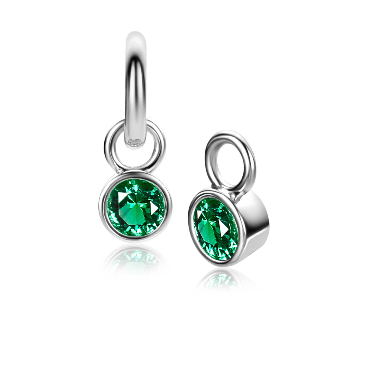 Zilveren oorbellen met groene zirkonia, ronde hanger met een glanzende afwerking.