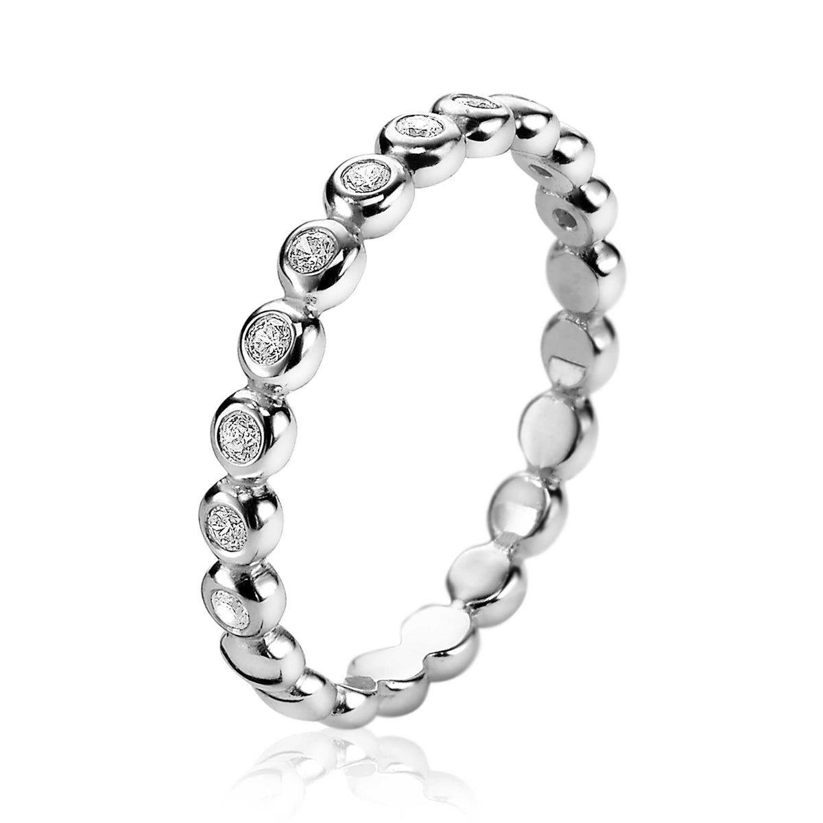 Zilveren ring met ronde schakels en kleine, heldere steentjes in de schakels.