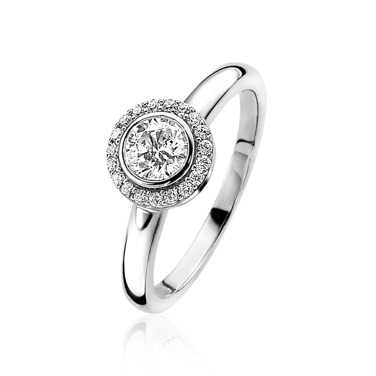 Zilveren ring met een ronde, fonkelende zirkonia in een omlijsting van kleine steentjes.