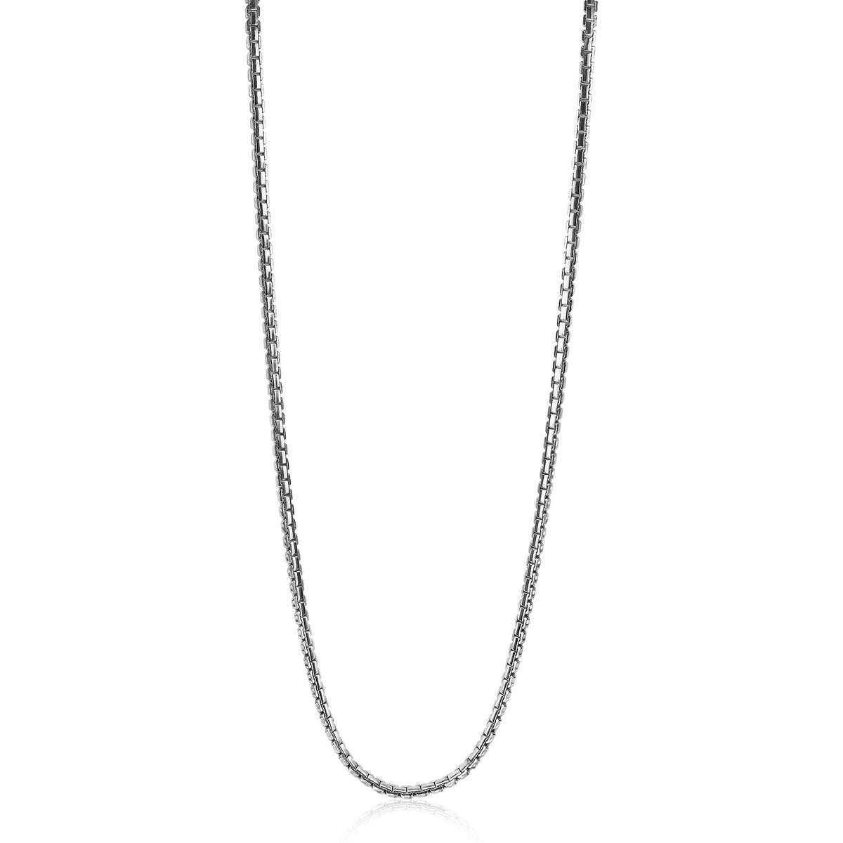Zilveren ketting met een fijne schakelstructuur en een glanzende afwerking.