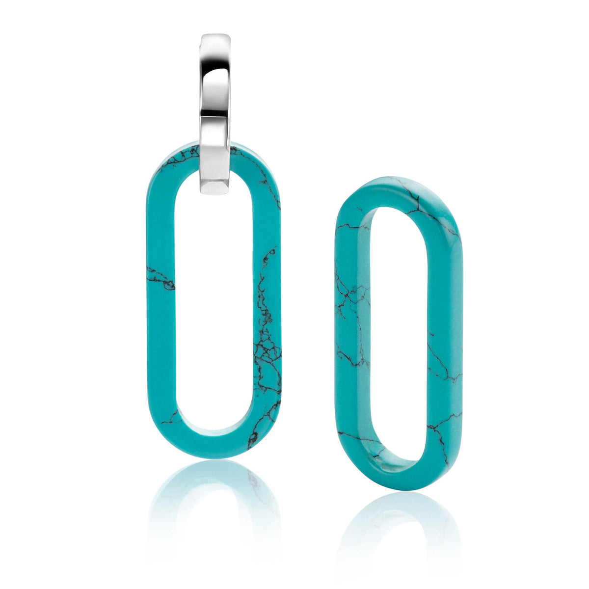 Turquoise oorbellen met een ovalen vorm en een zilveren haak.
