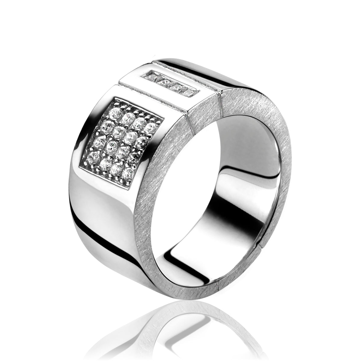 Zilveren ring met een brede band en een vierkante zirkonia-inzet.