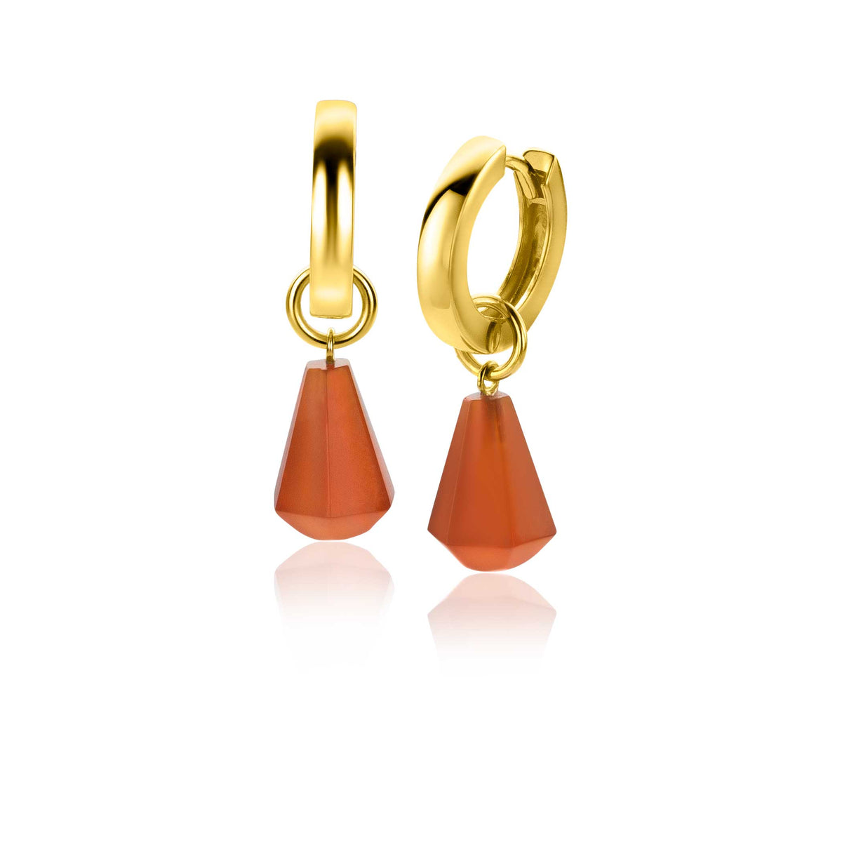Gouden oorbellen met een oranje, conische hanger van steen.