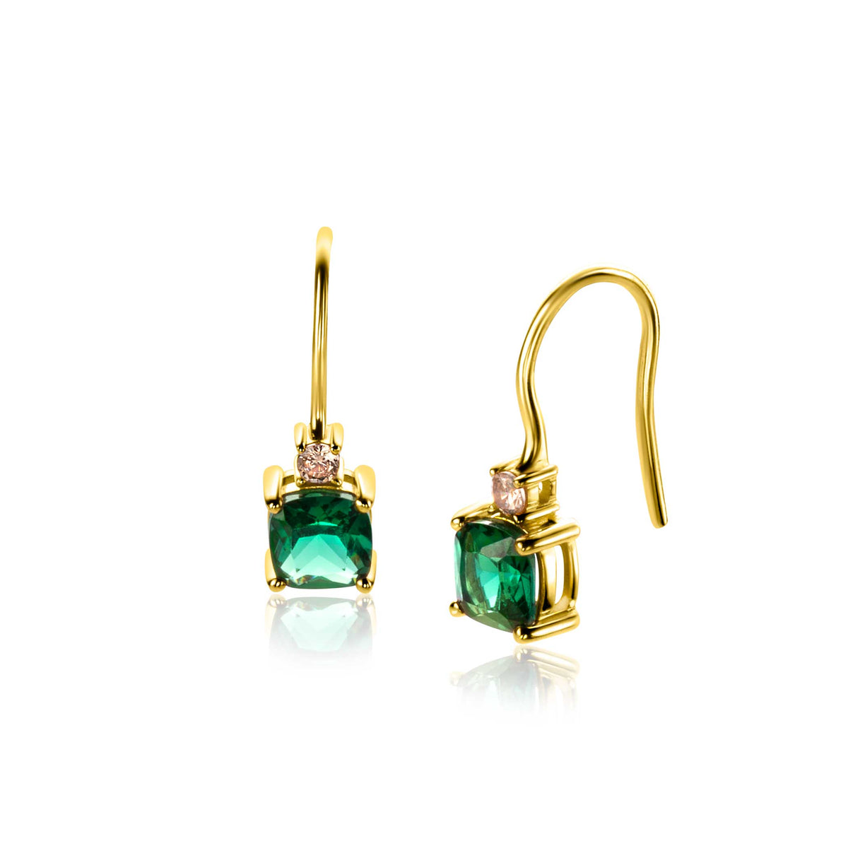 Gouden oorbellen met groene steen en roze details, hangend ontwerp met haaksluiting.