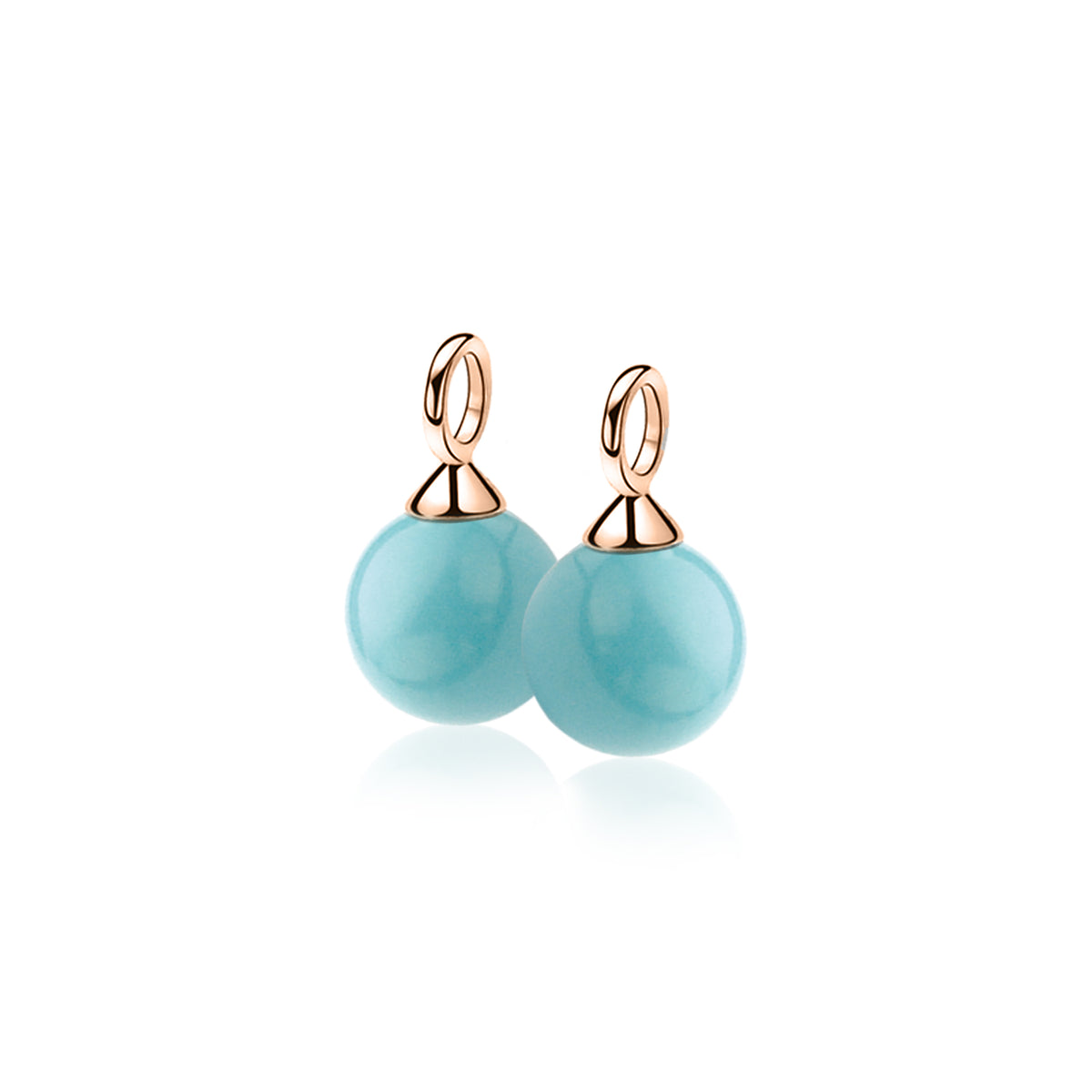 Gouden oorbellen met turquoise ballen en een glanzende afwerking.