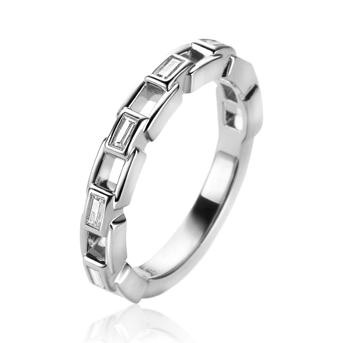 Zilveren ring met een schakeldesign en heldere, rechthoekige zirconia-steentjes.