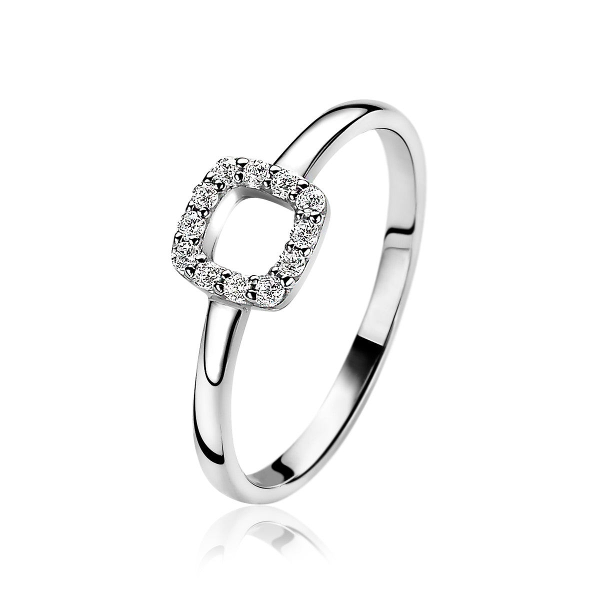Zilveren ring met een vierkante zetting bezet met heldere steentjes.