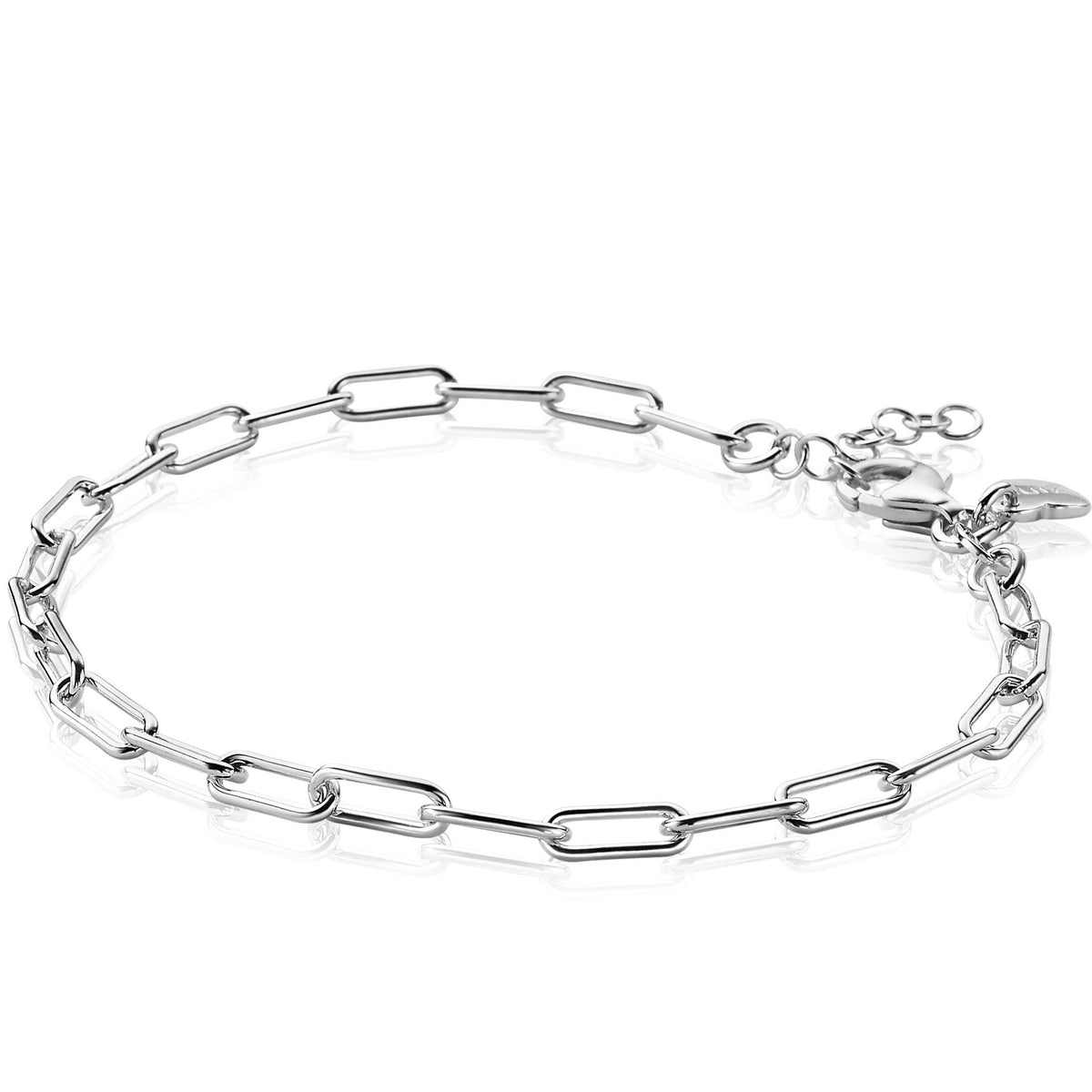 Zilveren armband met schakels in een kettingontwerp en een sluiting met een klein bedeltje.