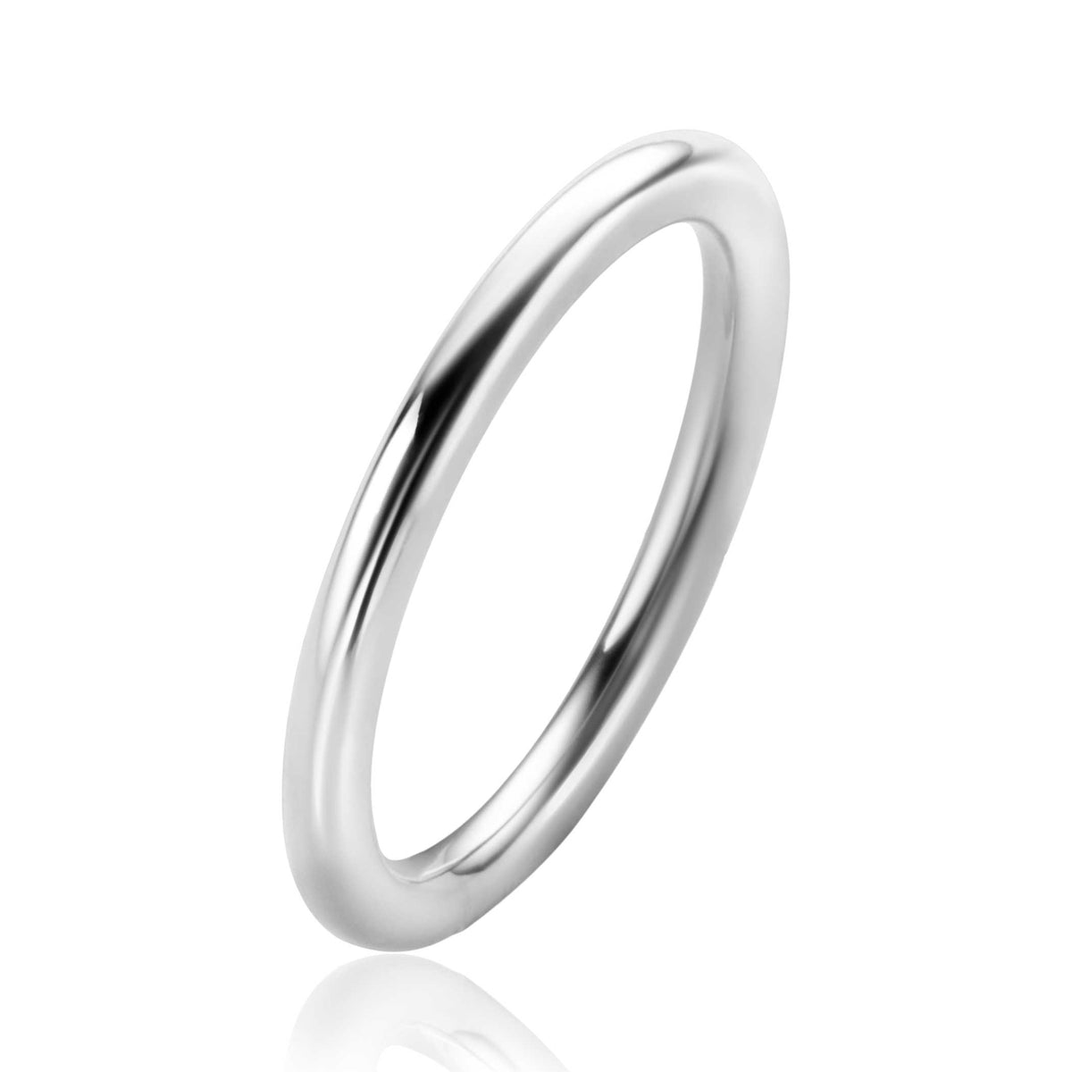 Zilveren ring met een gladde, ronde vorm en een glanzende afwerking.