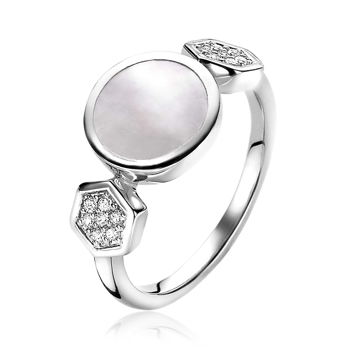 Zilveren ring met een ronde parelmoer steen en twee hexagonale details bezet met steentjes.