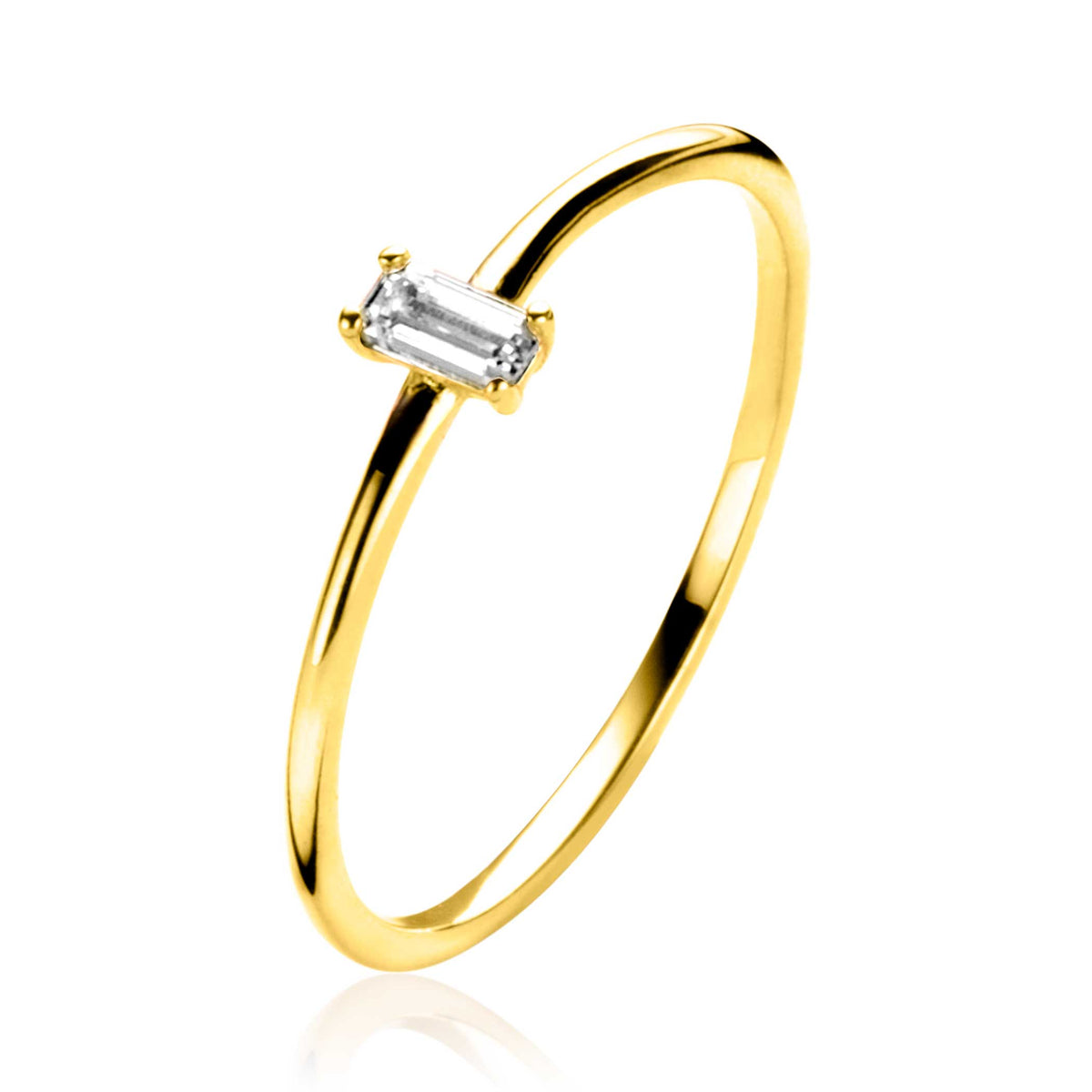 Gouden ring met een heldere, rechthoekige steen in een eenvoudige zetting.