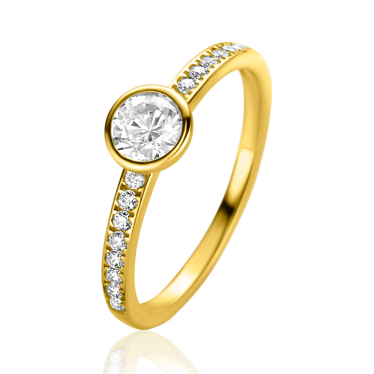Gouden ring met een ronde, heldere steen in het midden en kleine steentjes aan de zijkanten.