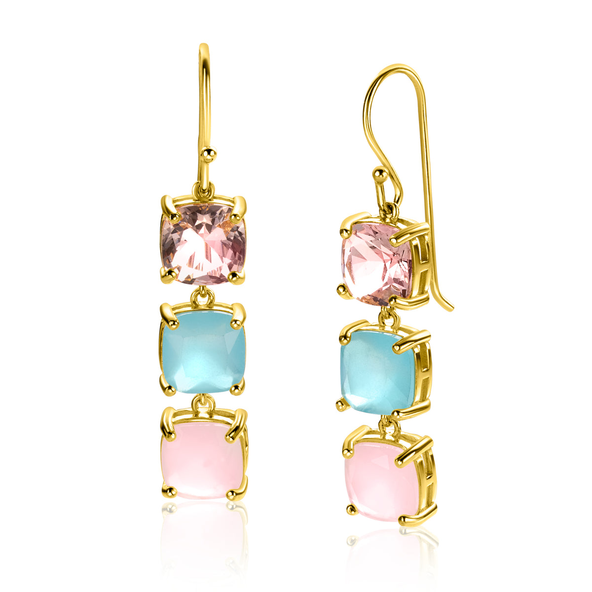 Gouden oorbellen met drie gekleurde stenen in roze en blauw.