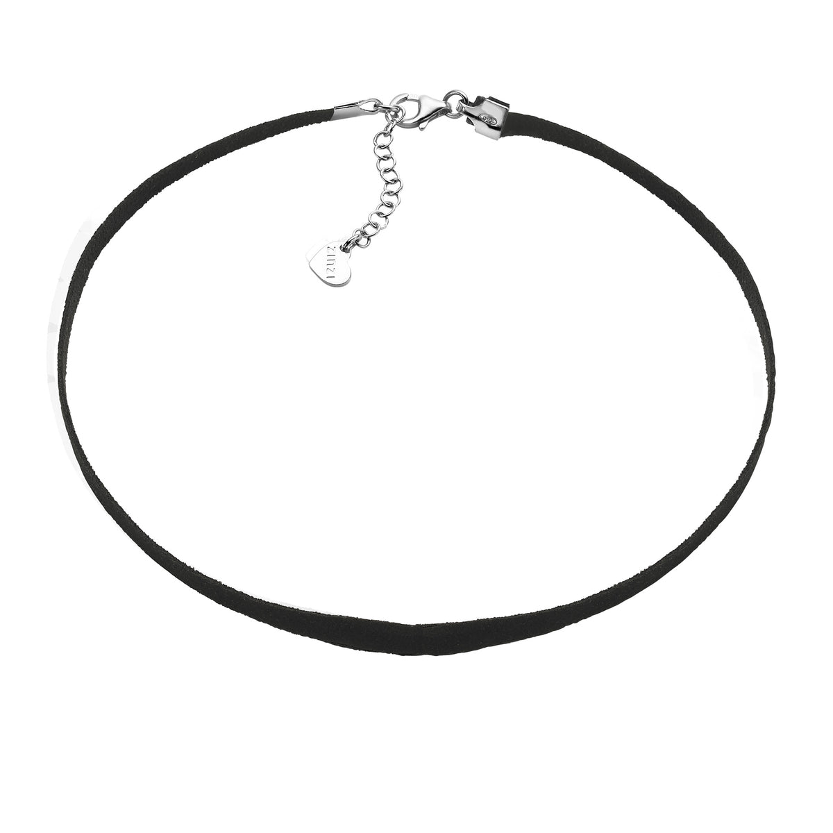Zilveren ketting met een zwarte leren band en een sluiting met verlengketting.