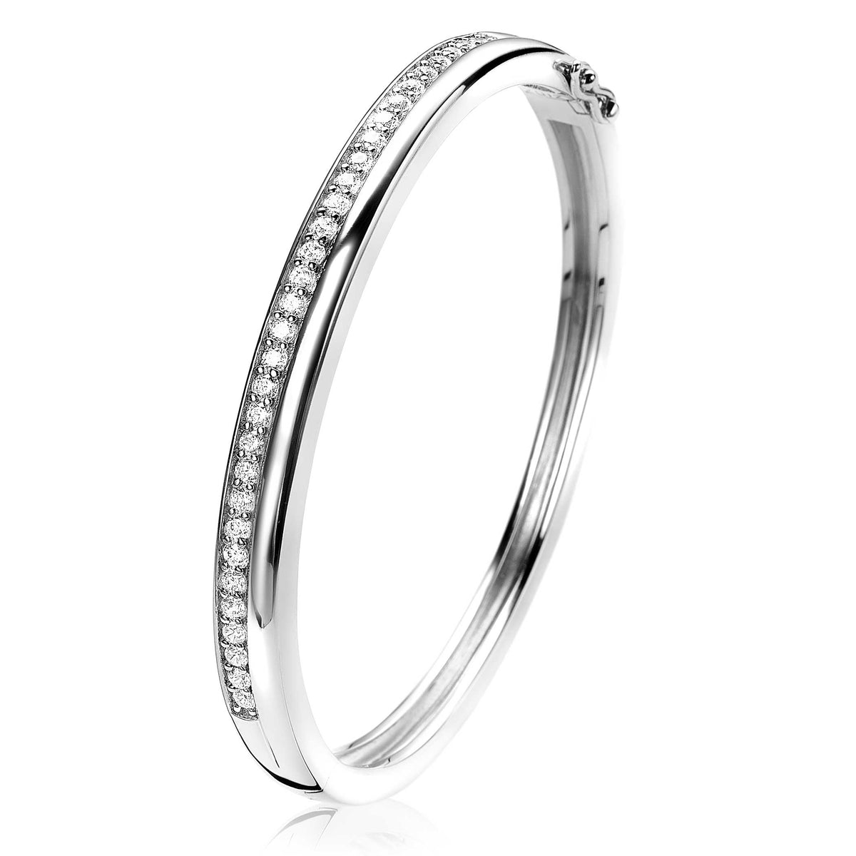 Zilveren armband met een strakke, glanzende afwerking en een rij van kleine, sprankelende steentjes.