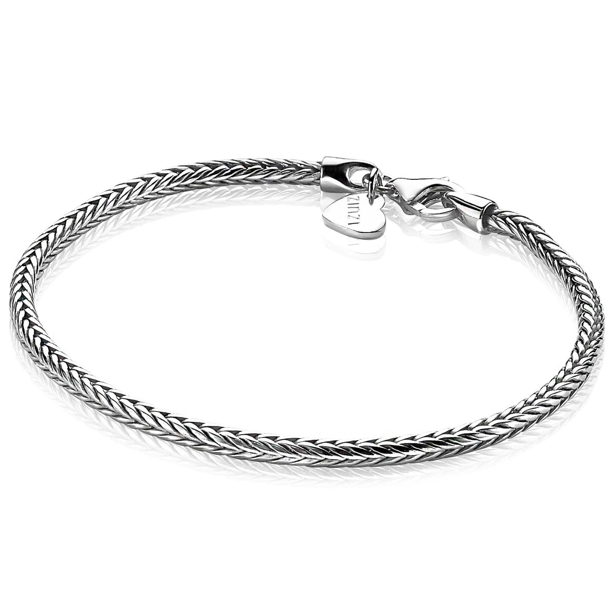 Zilveren armband met een gevlochten ontwerp en een karabijnsluiting.