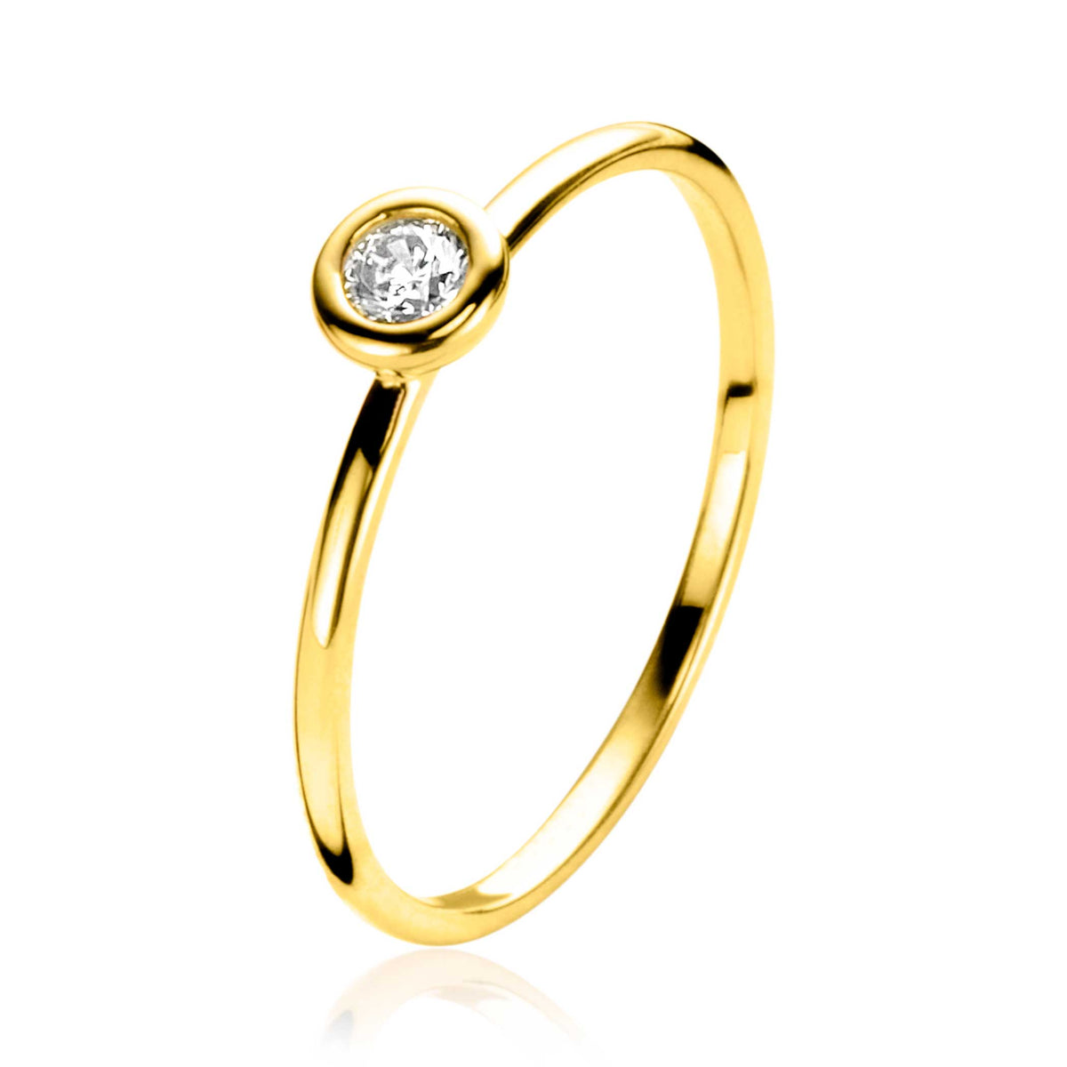Gouden ring met een ronde, heldere steen in een eenvoudige zetting.