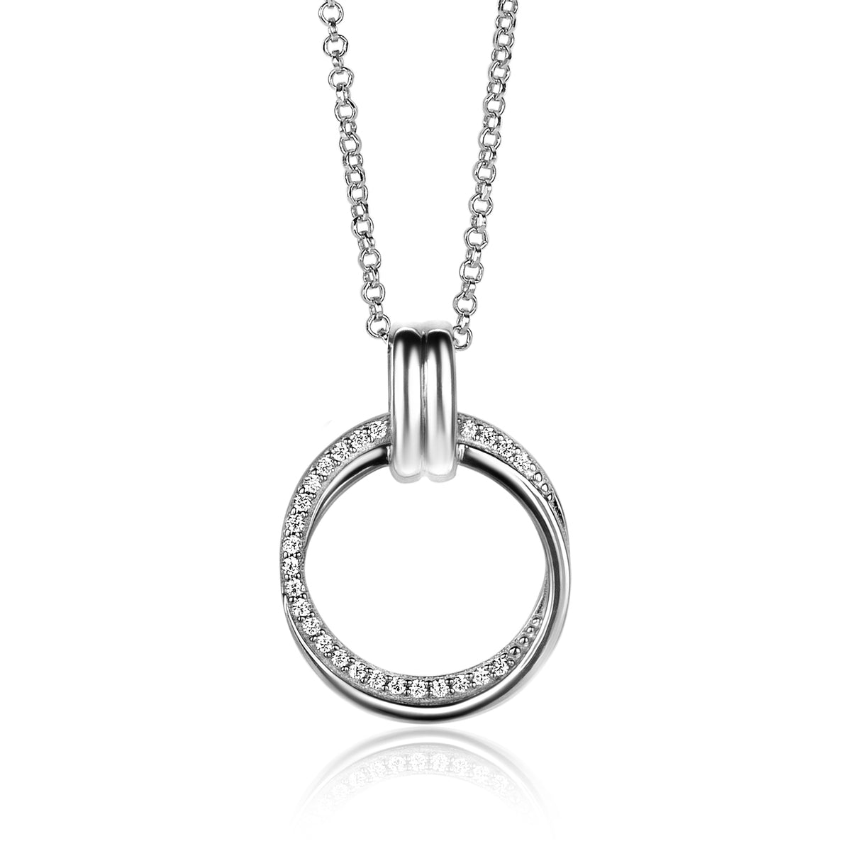 Zilveren ketting met een ronde hanger, versierd met kleine steentjes aan de rand.