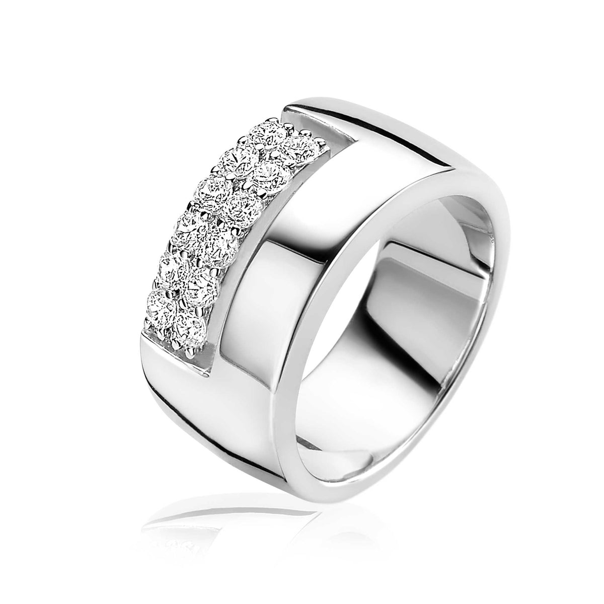 Zilveren ring met een brede band en een rij van sprankelende steentjes aan de voorkant.