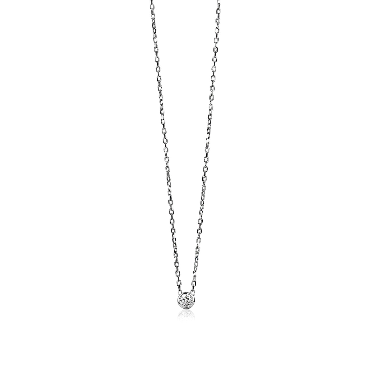 Zilveren ketting met een kleine, ronde hanger bezet met steentjes.