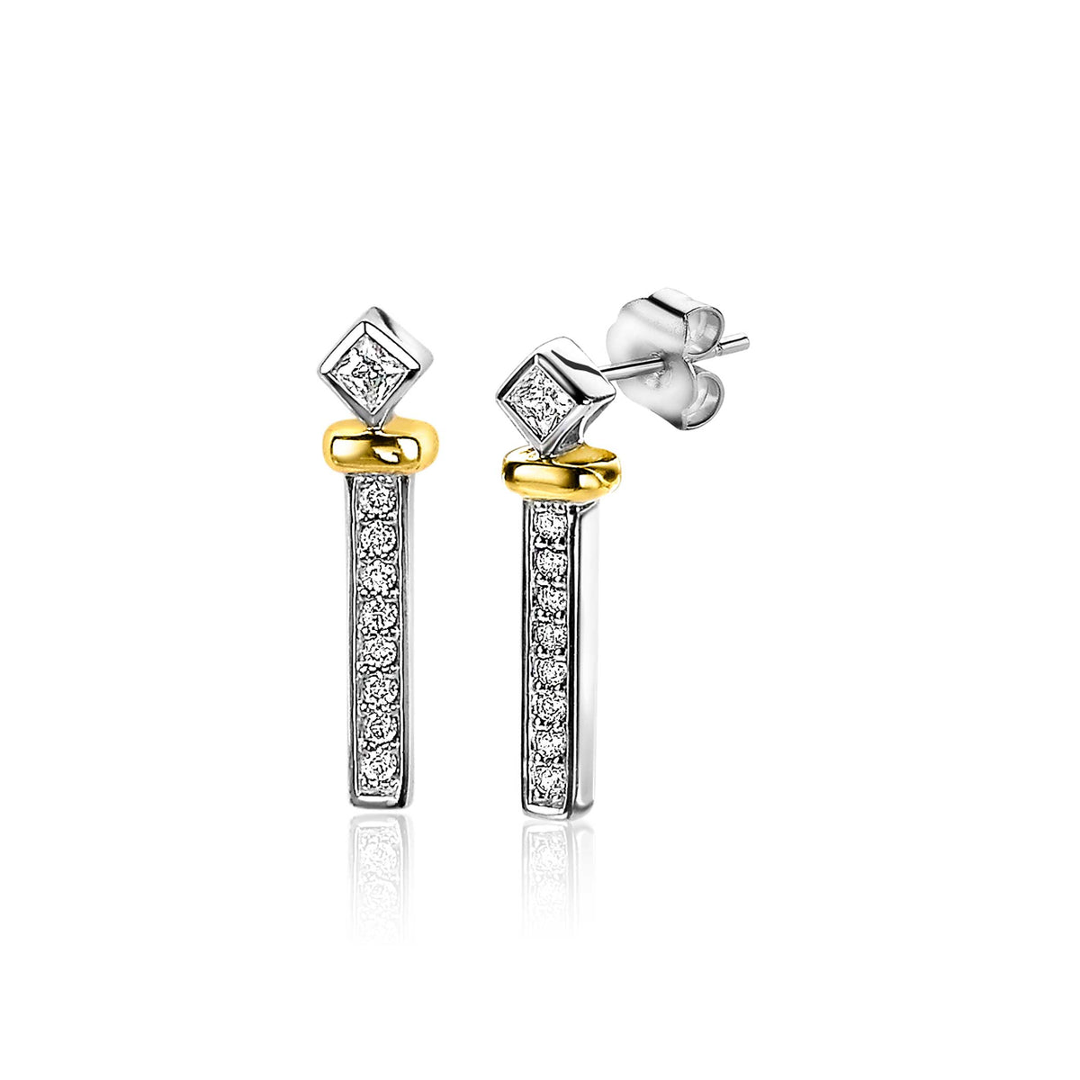Zilveren oorbellen met een geometrisch ontwerp, versierd met witte steentjes en een gouden ring.