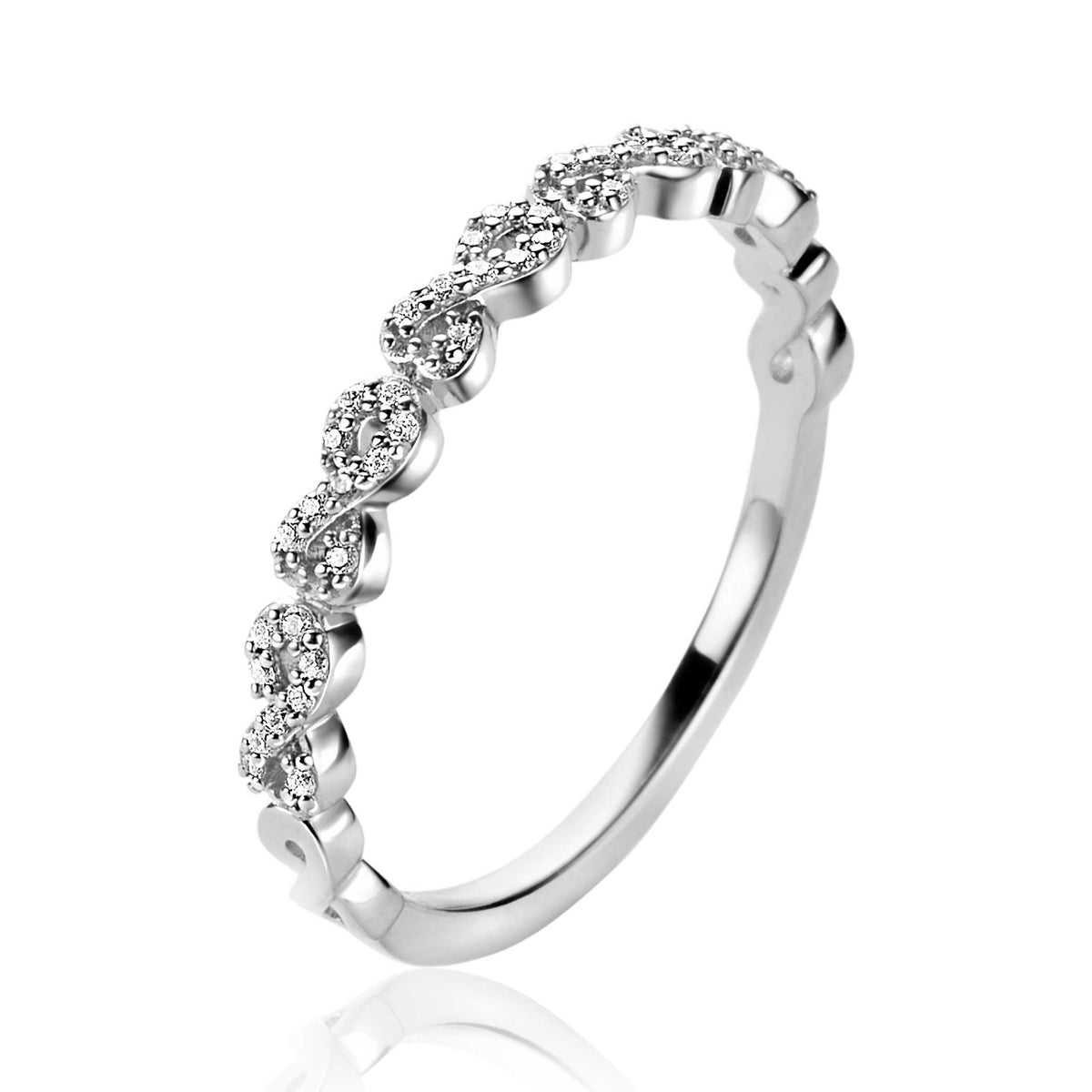 Zilveren ring met een golvend ontwerp en sprankelende zirconia-steentjes.