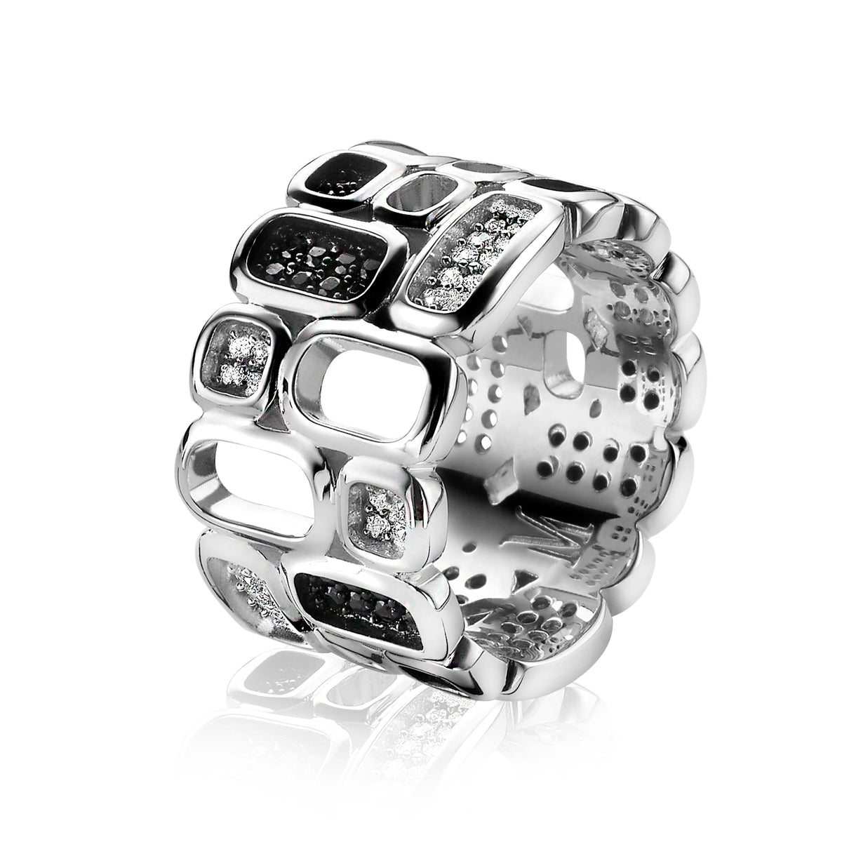 Zilveren ring met verschillende opengewerkte vormen en zwarte en witte steentjes.