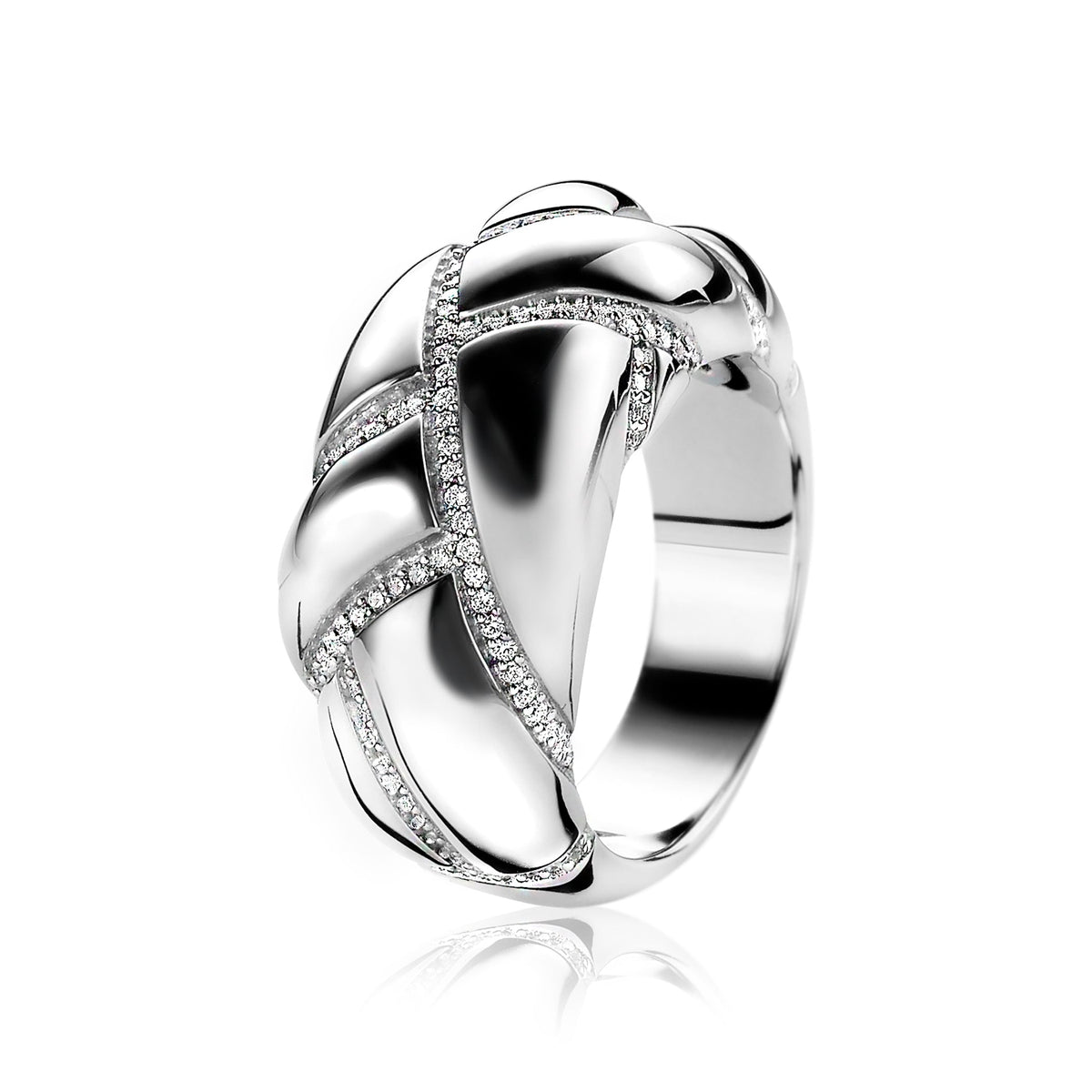 Zilveren ring met een gedraaide vorm en sprankelende steentjes aan de zijkanten.