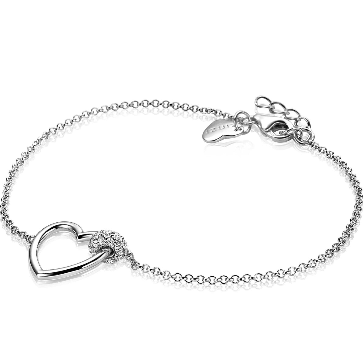 Zilveren armband met hartvormige hanger en sprankelende steentjes.